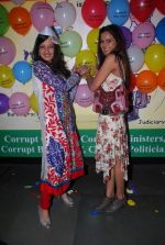 Amy Billimoria, Nandini Singh at Viren Shah_s happy slappy party in Blue Frog on 12th Feb 2012 (35).JPG